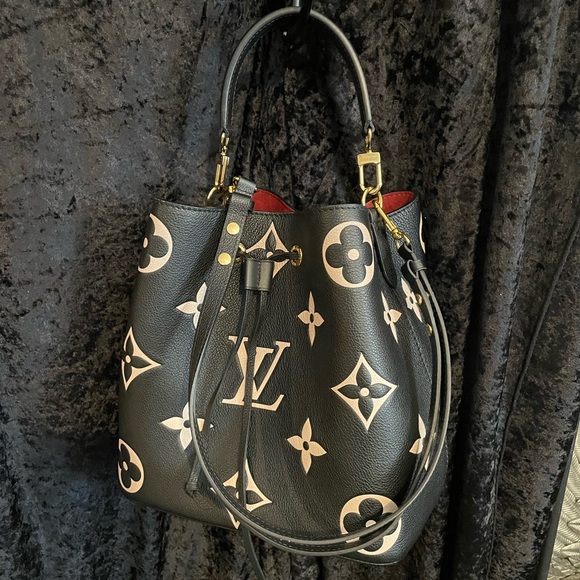Louis Vuitton Handbags - Authentic microchipped Neo bucket bag